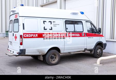 Samara, Russie - 14 mai 2023 : les voitures ambulantes sont prêtes à partir, inscription en russe : soins médicaux d'urgence Banque D'Images