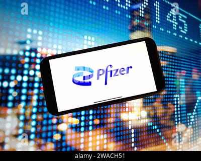 KONSKIE, Pologne - 03 janvier 2024 : logo de la société pharmaceutique Pfizer affiché sur l'écran du téléphone portable Banque D'Images