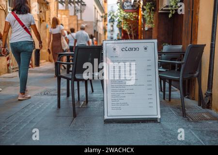 Gros plan de l'ardoise menu d'un restaurant de Barcelone, Espagne, avec différents plats catalans et espagnols Banque D'Images