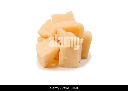 Cubes de fromage isolés sur fond blanc. Vue de dessus. Banque D'Images