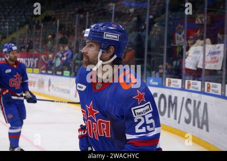 Saint-Pétersbourg, Russie. 03 janvier 2024. Joueur du club de hockey SKA, Pavel Dedunov (25) vu en action lors de la Ligue de hockey Kontinental, saison régulière KHL 2023 - 2024 entre SKA Saint-Pétersbourg et Vityaz région de Moscou au Palais des sports de glace. Score final ; SKA Saint-Pétersbourg 6:1 Vityaz région de Moscou. Crédit : SOPA Images Limited/Alamy Live News Banque D'Images