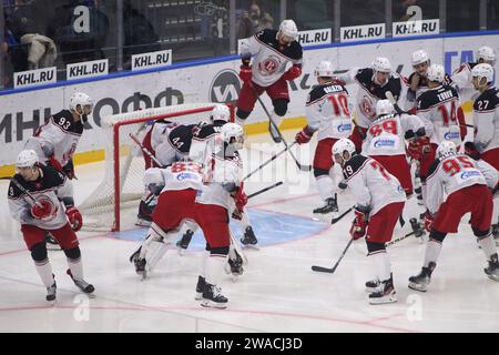 Saint-Pétersbourg, Russie. 03 janvier 2024. Joueurs du club de hockey Vityaz vus en action pendant la Ligue de hockey Kontinental, saison régulière KHL 2023 - 2024 entre SKA Saint-Pétersbourg et Vityaz Moscou région au Palais des sports de glace. Score final ; SKA Saint-Pétersbourg 6:1 Vityaz région de Moscou. Crédit : SOPA Images Limited/Alamy Live News Banque D'Images