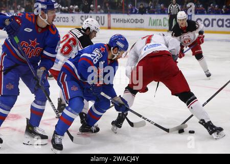 Saint-Pétersbourg, Russie. 03 janvier 2024. Sergei Tolchinsky (28), joueur du club de hockey SKA, et Derek Barach (26), joueur du club de hockey de Vityaz, vu en action pendant la Ligue de hockey Kontinental, saison régulière KHL 2023 - 2024 entre SKA Saint-Pétersbourg et Vityaz Moscou région au Palais des sports de glace. Score final ; SKA Saint-Pétersbourg 6:1 Vityaz région de Moscou. Crédit : SOPA Images Limited/Alamy Live News Banque D'Images