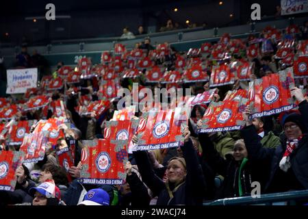 Saint-Pétersbourg, Russie. 03 janvier 2024. Fans vus lors de la Ligue de hockey Kontinental, saison régulière KHL 2023 - 2024 entre SKA Saint-Pétersbourg et Vityaz Moscou région au Palais des sports de glace. Score final ; SKA Saint-Pétersbourg 6:1 Vityaz région de Moscou. Crédit : SOPA Images Limited/Alamy Live News Banque D'Images