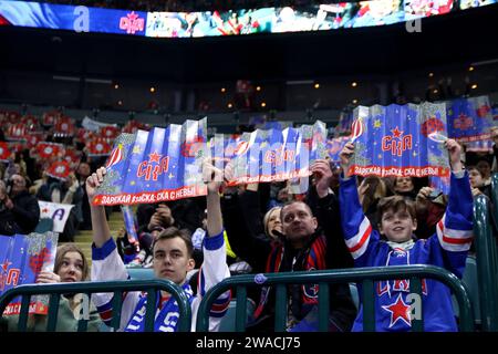 Saint-Pétersbourg, Russie. 03 janvier 2024. Fans vus lors de la Ligue de hockey Kontinental, saison régulière KHL 2023 - 2024 entre SKA Saint-Pétersbourg et Vityaz Moscou région au Palais des sports de glace. Score final ; SKA Saint-Pétersbourg 6:1 Vityaz région de Moscou. Crédit : SOPA Images Limited/Alamy Live News Banque D'Images