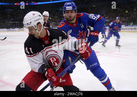 Saint-Pétersbourg, Russie. 03 janvier 2024. Artyom Sergeyev (93), joueur du club de hockey SKA, et Alexander Daryin (41), joueur du club de hockey de Vityaz, vus en action pendant la Ligue de hockey Kontinental, saison régulière KHL 2023 - 2024 entre SKA Saint-Pétersbourg et la région de Vityaz Moscou au Palais des sports de glace. Score final ; SKA Saint-Pétersbourg 6:1 Vityaz région de Moscou. Crédit : SOPA Images Limited/Alamy Live News Banque D'Images