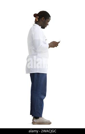 Médecin masculin sur un fond blanc en pleine croissance avec téléphone, dans le profil Banque D'Images