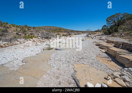 Roches érodées et stratifiées dans un désert Arroyo dans le parc national des montagnes Gaudalupe au Texas Banque D'Images