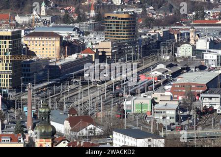 Innsbruck, Österreich, 03 janvier 2024 : hier der Blick auf den Hauptbahnhof Innsbruck, Bahn, Gleise, Bahnsteige Zug, Züge *** Innsbruck, Autriche, 03 janvier 2024 Voici la vue de la gare principale d'Innsbruck, chemin de fer, voies ferrées, plates-formes de train, trains Banque D'Images