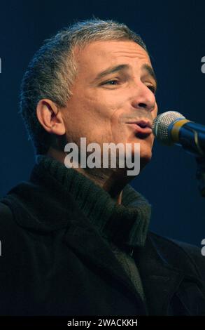 Milan Italie 2004-11-09 : Bungaro, chanteur italien, lors de l'émission 'Oltre ogni Muro' de radio Italia sur la Piazza Duomo Banque D'Images