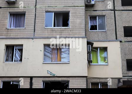 Guerre en Ukraine. Fenêtres brisées dans une maison détruite après une attaque à la roquette sur un immeuble résidentiel en Ukraine, Dnipro. Après avoir été bombardé par missil russe Banque D'Images