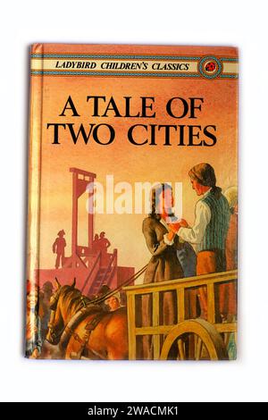 A Tale of Two Cities - couverture avant de l'édition Ladybird sur fond blanc. Charles Dickens. Configuration du studio. Décembre 2023 Banque D'Images