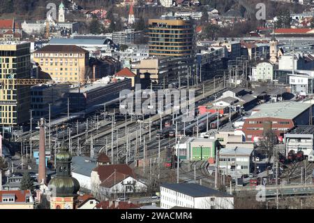 Innsbruck, Österreich, 03 janvier 2024 : hier der Blick auf den Hauptbahnhof Innsbruck, Bahn, Gleise, Bahnsteige Zug, Züge Banque D'Images