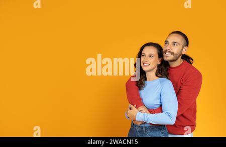 Beau jeune couple européen serrant et regardant l'espace de copie Banque D'Images