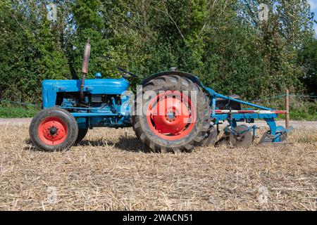 Drayton.Somerset.royaume-Uni.19 août 2023.A Fordson Dexta participe à un match de labour lors d'un événement Yesterdays Farming Banque D'Images