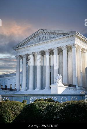 Un ciel nuageux et spectaculaire fait de l'architecture néoclassique du bâtiment de la Cour suprême des États-Unis une statue de marbre blanc assise, le « Guardian », DC Banque D'Images