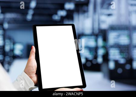 Gros plan d'une maquette de tablette utilisée par un programmeur INFORMATIQUE dans un centre de données, offrant une puissance de calcul considérable, capable de traiter et de stocker de grandes quantités d'ensembles de données et de contrôler les ressources réseau Banque D'Images