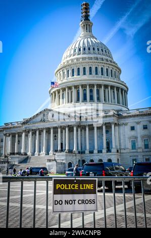 Police Line Do Not Cross signe sur la barrière devant le bâtiment du Capitole des États-Unis, Washington, DC, États-Unis Banque D'Images