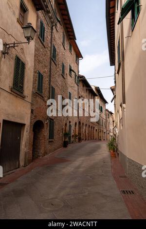 Rues vides dans le petit village de Montaione en Toscane, Italie Banque D'Images