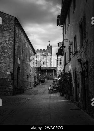 Via Giovanni Boccaccio et le Palazzo Pretorio à la fin de la rue dans la petite ville de Certaldo en Toscane, Italie Banque D'Images