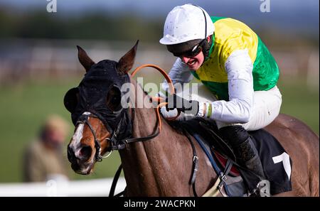 Deise Aba et le jockey Zak Baker gagnent à Larkhill Racecourse pour l'entraîneur Francesca poste et le propriétaire le regretté MR Trevor Hemmings à la Saint-Sylvestre, 2023. Banque D'Images