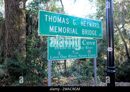 Signez au Thomas G. Heyward Memorial Bridge qui traverse Heyward Cove à Bluffton, Caroline du Sud. Banque D'Images