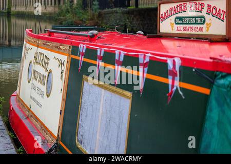 Narrowboat Titus a Saltaire Trip Boat sur le canal de Leeds Liverpool Banque D'Images