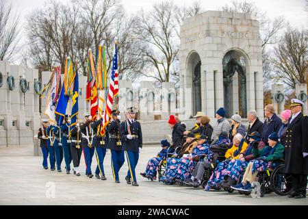 7 décembre 2023 - National WWII Memorial, District of Columbia, USA - des soldats de l'armée américaine avec le 3d U.S. Infantry Regiment (The Old Guard) fournissent un soutien pour une garde de couleur des forces armées interarmées lors d'une célébration au National World War II Memorial, à Washington, DC, décembre. 7, 2023. Le 7 décembre 1941, l'armée japonaise lance une attaque surprise contre la base navale américaine de Pearl Harbor, Hawaï, changeant à jamais le cours de l'histoire américaine qui est maintenant connue comme «Un jour qui vivra dans l'infamie». (Image de crédit : © Ethan Scofield/U.S. Army/ZUMA Press Wire) ÉDITORIAL USAG Banque D'Images