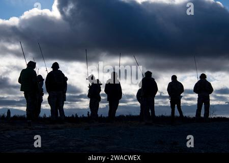 New York, États-Unis. 28 novembre 2023. Les Naval Special Warfare Operators (SEAL) basés sur la côte est communiquent avec les aéronefs au cours d’un exercice conjoint de contrôleur d’attaque terminal (JTAC) à fort Drum, New York, le 28 novembre 2023. La formation JTAC permet au personnel de la Naval Special Warfare d'affiner son interopérabilité avec les ressources interarmées afin d'étendre sa portée tactique. Naval Special Warfare Group TWO produit, appuie et déploie les principales forces d'opérations maritimes spéciales au monde pour mener des opérations à spectre complet et une dissuasion intégrée à l'appui des objectifs nationaux des États-Unis. (Photo Trey Hutcheson) (crédit I Banque D'Images