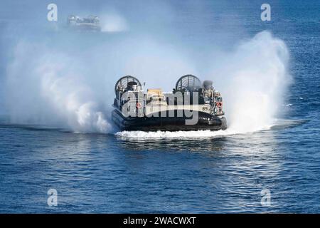 Océan Atlantique. 7 décembre 2023. Deux embarcations de débarquement de l'US Navy, coussins d'air avec Assault Craft Unit four, approchent le puits Decemberk du quai de transport amphibie de la classe San Antonio USS New York (LPD-21), décembre. 7, 2023. New York était en cours pour soutenir une opération de formation intégrée avec la 24e Marine Expeditionary Unit. (Photo : Jesse Turner) (image de crédit : © U.S. Navy/ZUMA Press Wire) USAGE ÉDITORIAL SEULEMENT! Non destiné à UN USAGE commercial ! Banque D'Images