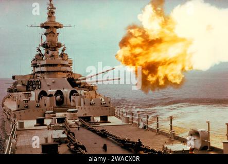 Le cuirassé USS Iowa (BB-61) tire un obus de 406 mm (16 pouces) vers une cible nord-coréenne, à la mi-1952. Banque D'Images