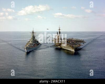 Le porte-avions USS Midway (CV-41) de l'US Navy effectue un réapprovisionnement en cours avec le cuirassé USS Iowa (BB-61). Midway et Iowa étaient dans la région du golfe Persique dans le cadre du groupement tactique Alpha 1987 Banque D'Images