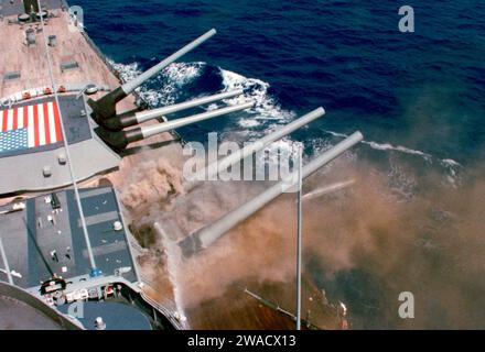 La tourelle #2 de l'USS Iowa (BB-61) explose le 19 avril 1989, tuant 47 membres de l'équipage de la tourelle. Le canon gauche de Turret One en arrière-plan est complètement surélevé alors que son équipage tente de dégager un raté qui s'est produit plus tôt en essayant de forcer les sacs de poudre à glisser vers l'arrière contre l'amorce 19 avril 1989 Banque D'Images