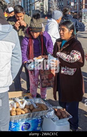 Denver, Colorado - les immigrants, principalement du Venezuela, vivent dans un camp de tentes près du centre-ville de Denver. La ville a aidé environ 35 000 migrants en 2023 avec foo Banque D'Images