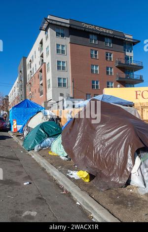 Denver, Colorado - les immigrants, principalement du Venezuela, vivent dans un camp de tentes près du centre-ville de Denver. La ville a aidé environ 35 000 migrants en 2023 avec foo Banque D'Images