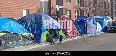 Denver, Colorado - les immigrants, principalement du Venezuela, vivent dans un camp de tentes près du centre-ville de Denver. La ville a aidé environ 35 000 migrants en 2023 avec foo Banque D'Images