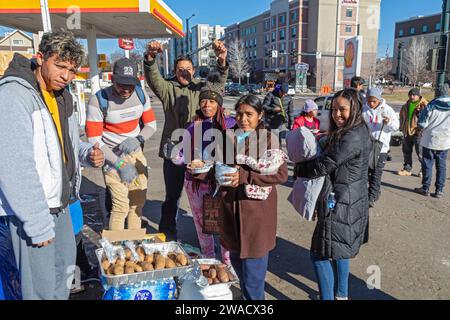 Denver, Colorado - les immigrants, principalement du Venezuela, vivent dans un camp de tentes près du centre-ville de Denver. La ville a aidé environ 35 000 migrants en 2023 avec foo Banque D'Images