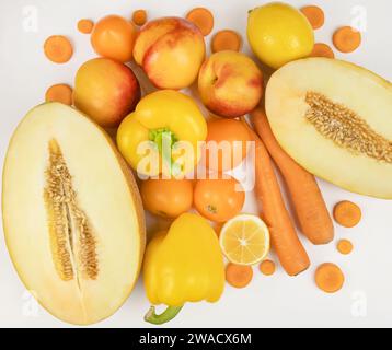 Un ensemble de fruits et légumes jaunes, vue de dessus. Mélange de légumes. Banque D'Images