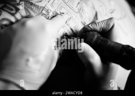 Faire du tatouage dans le studio de tatouage. Banque D'Images