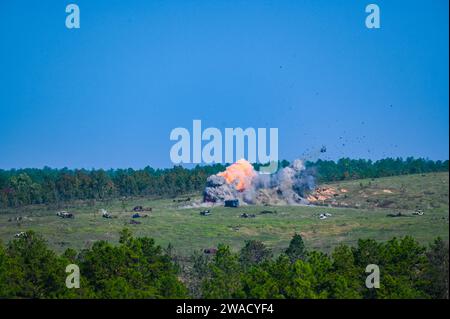 Un GBU-12 de l'US Air Force explose après avoir été largué d'un F-35a Lightning II affecté au 60th Fighter Squadron au Camp Shelby, Missouri, le 25 octobre 2023. La formation avec des armes réelles permet aux pilotes de passer par un processus de planification différent tout en déterminant les distances de largage sécuritaires dues aux explosifs de la bombe. Banque D'Images