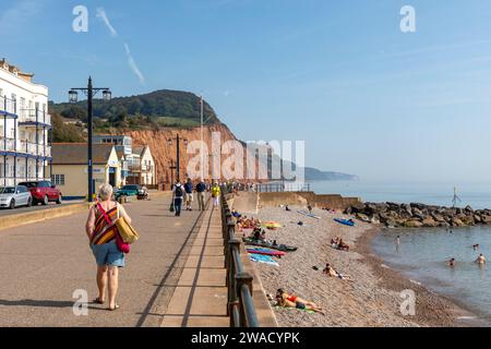 Sidmouth ville dans le Devon avec la côte jurassique en vue et plage de galets, ciel bleu jour ensoleillé, Angleterre, Royaume-Uni, 2023 Banque D'Images