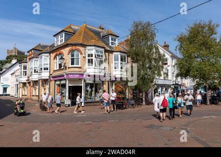 Centre-ville de Sidmouth, ville anglaise dans le Devon sur une chaude journée de septembre, Angleterre, Royaume-Uni, 2023 Banque D'Images