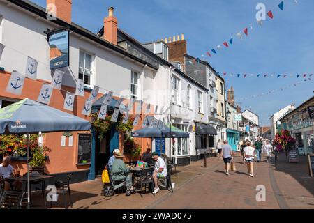 Sidmouth Devon, la maison publique Anchor Inn servant des bières et de la nourriture dans Old Fore Street centre-ville de Sidmouth, Angleterre, Royaume-Uni, 2023 Banque D'Images