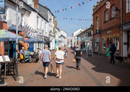 Sidmouth centre-ville dans le Devon, les gens font du shopping le long de Old Fore Street un jour ensoleillé d'automne, Angleterre, Royaume-Uni, 2023 Banque D'Images