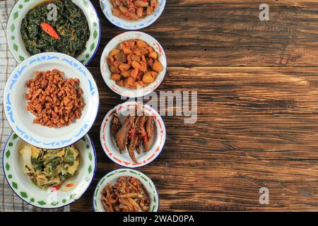 Vue de dessus divers Menu indonésien quotidien Warung Tegal Warteg, OrekTempe, Tumis Sayur, Spicy Squid. Copier l'espace pour le texte Banque D'Images