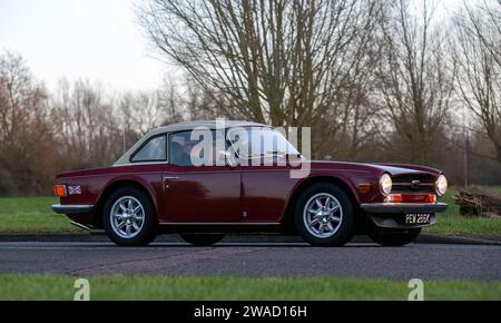 Stony Stratford, Royaume-Uni 1 janvier 2024. Voiture de sport rouge Triumph TR6 de 1971 arrivant à Stony Stratford pour le véhicule vintage et classique annuel du nouvel an Banque D'Images