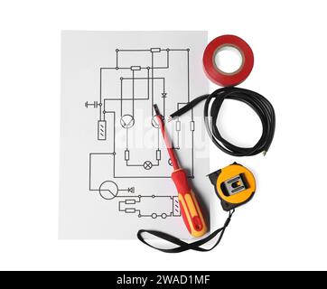Schéma de câblage, fils, tournevis et ruban à mesurer isolés sur blanc, vue de dessus Banque D'Images
