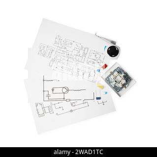 Schémas de câblage, mètre ruban et interrupteur d'éclairage démonté isolés sur blanc, vue de dessus Banque D'Images