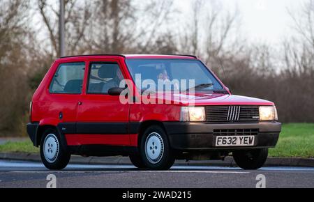 Stony Stratford, Royaume-Uni Jan 1st 2024,1988 voiture rouge Fiat Panda arrivant à Stony Stratford pour le festival annuel des véhicules vintage et classiques du jour de l'an Banque D'Images