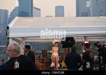 Un artiste burlesque lors du lancement d'une caméra, une fête des influenceurs à Sydney dans un bar du port à Circular Quay, Banque D'Images